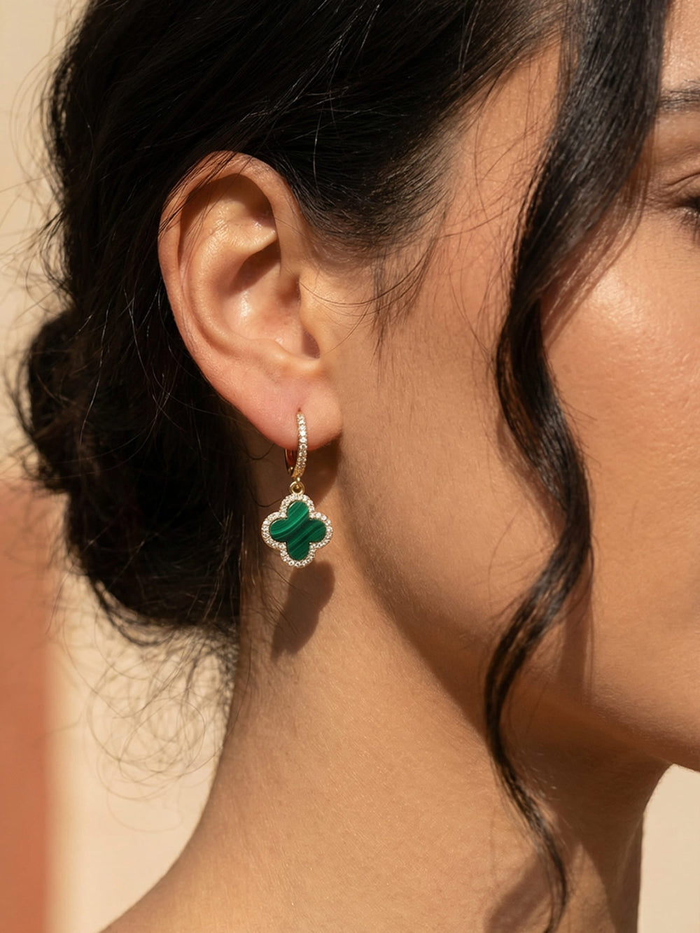 Detailaufnahme der Glücksbringer Kleeblatt-Ohrringe für Damen, vergoldet & stilvoll.