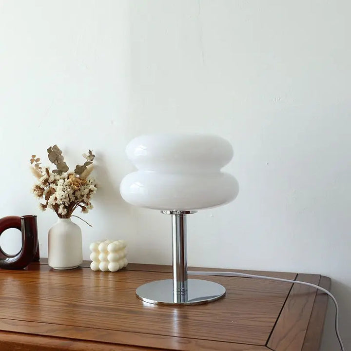 Hochwertige Vintage LED Tischlampe im ikonischen Bauhaus Design; kabellos, dimmbar, elegantes Stimmungslicht.