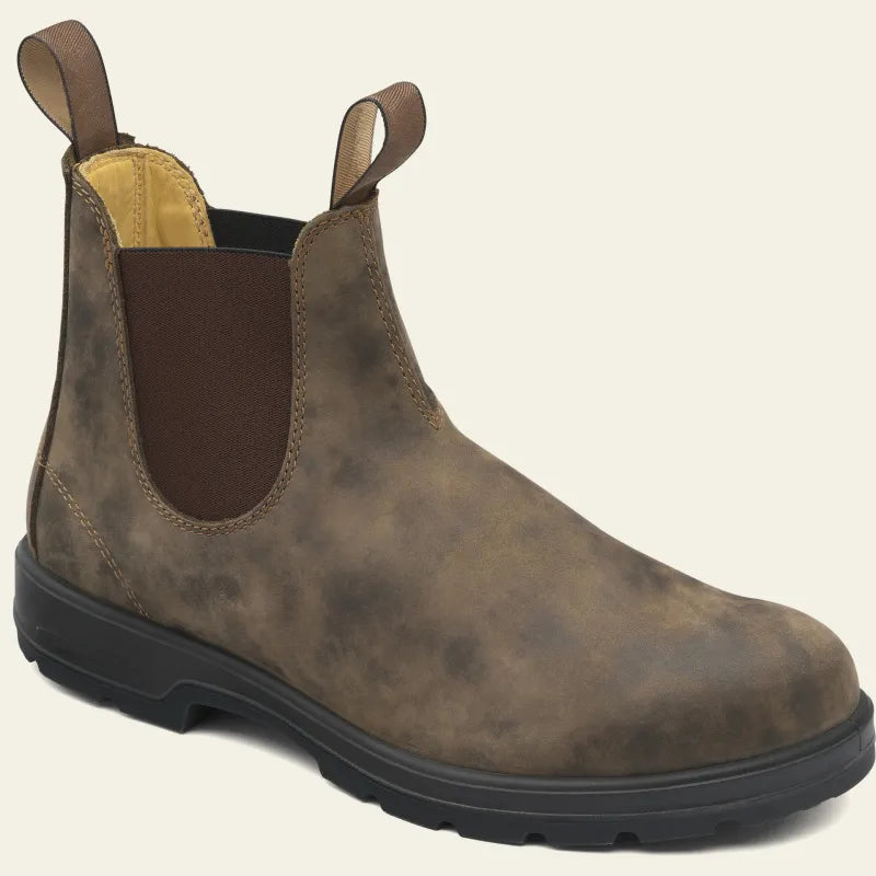 Mann trägt stilvolle, komfortable Herren Chelsea-Stiefel in Grau. Wasserdichte Schlupf-Stiefeletten für eleganten Alltagslook.