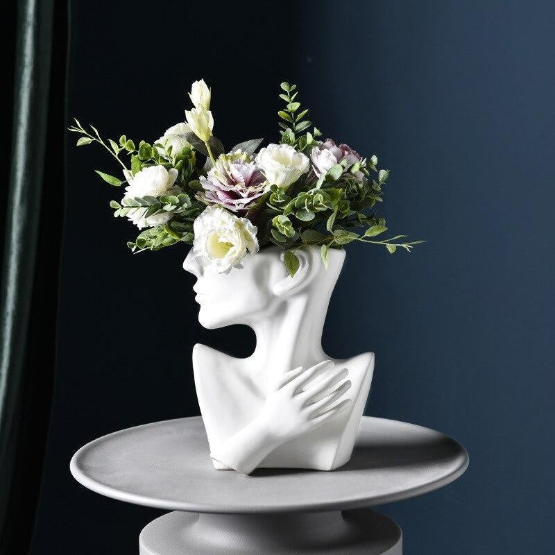 Detailansicht der hochwertigen weißen Keramik Vase, ideal als moderne Dekoration und Wohnaccessoire.