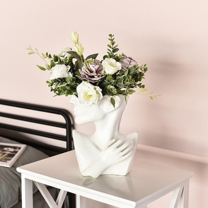 Weiße Keramik Vase als stilvoller Akzent im modernen Wohnzimmer. Perfektes Wohnaccessoire für jede Einrichtung.
