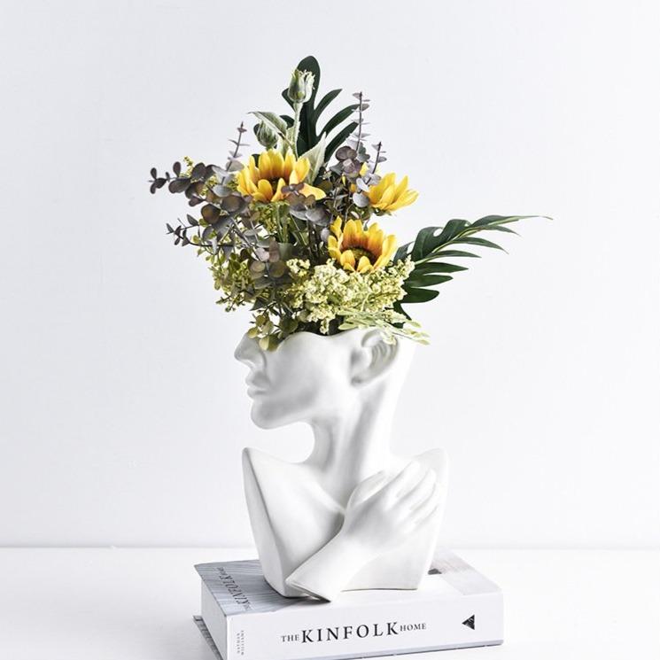 Schlichte weiße Keramik Vase für vielseitige moderne Dekoration. Ein zeitloses Wohnaccessoire und stilvolle Wahl.