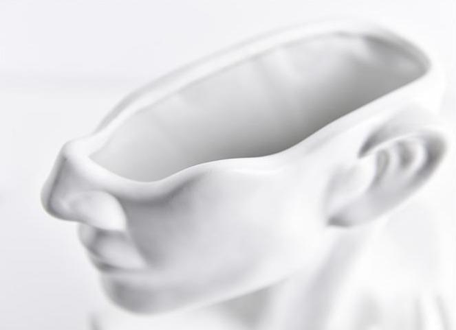 Zeitlose Eleganz: weiße Keramik Vase mit ansprechendem Design. Eine moderne Dekoration und stilvolle Geschenkidee.