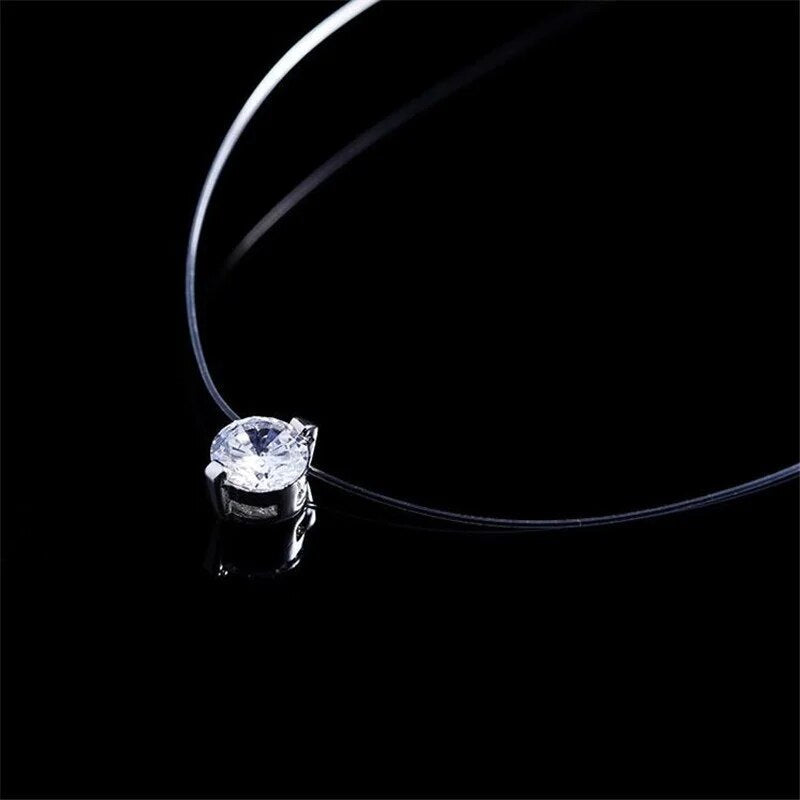 Strahlende Zirkon-Halskette für Damen an einer fast unsichtbaren Kette. Moderner, funkelnder Damenschmuck.