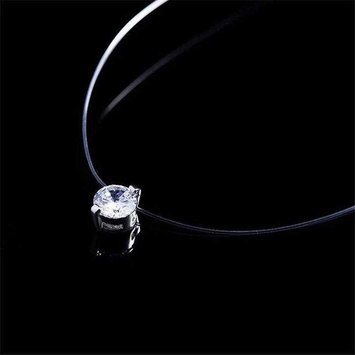 Strahlende Zirkon-Halskette für Damen an einer fast unsichtbaren Kette. Moderner, funkelnder Damenschmuck.