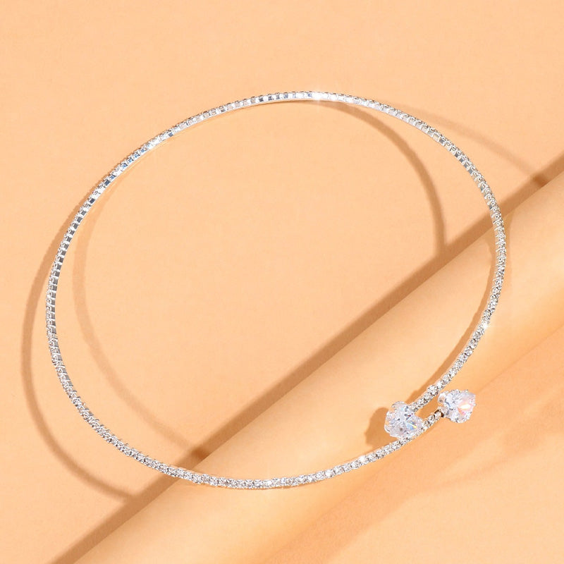 Silberne Damen-Halskette mit modernem Zirkonia-Kreis, ein stilvolles Collier für Party, Abendmode und Anlässe.