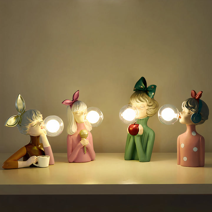 Handgefertigte Tischlampe aus Kunstharz und Glas für stilvolles Wohnzimmer Ambiente.