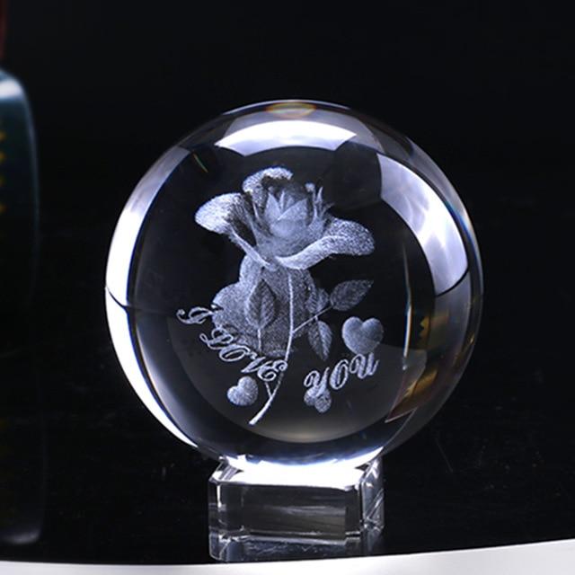 Romantischer Kristallball mit filigraner 3D Rose und "Ich liebe dich" für Valentinstag, Jahrestag, Hochzeitsgeschenk.