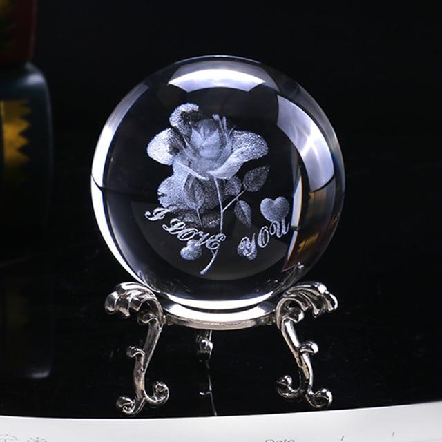 Exquisite Glasornament Dekokugel mit wunderschöner 3D Rose und "Ich liebe dich" Gravur für stilvolle Wohnkultur.