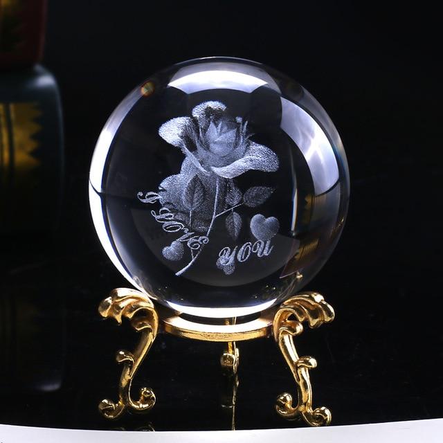 Liebevolle Glas-Dekokugel mit eingravierter 3D Rose und "Ich liebe dich", ein herzliches Geschenk für besondere Anlässe.