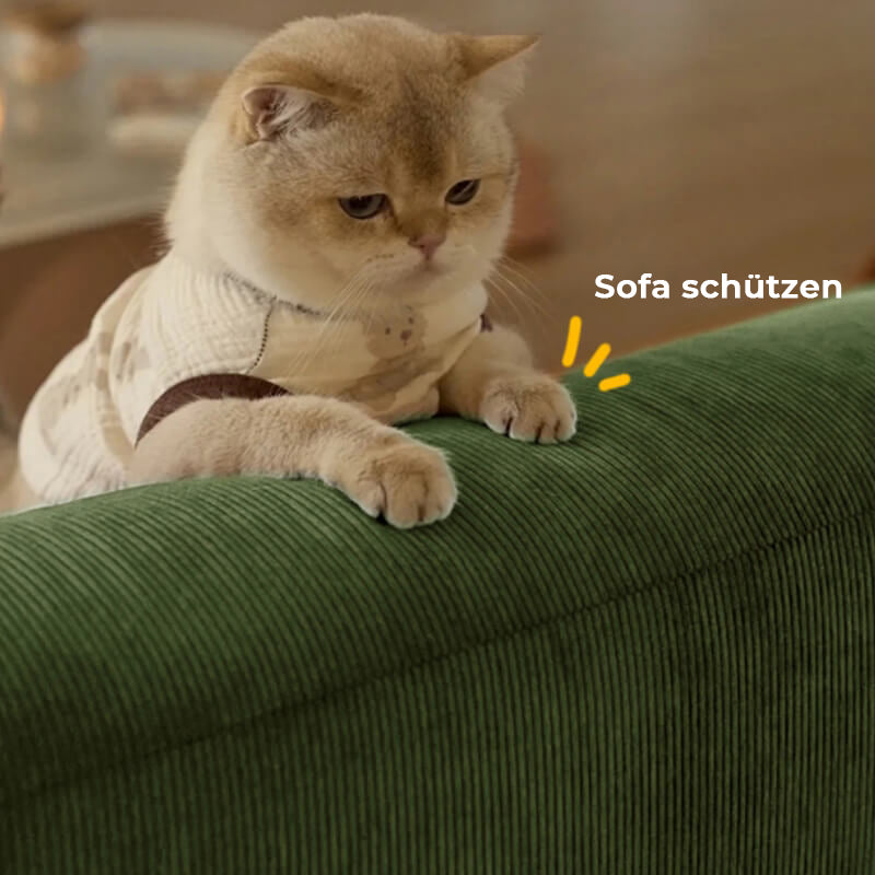 Hellgrauer Sofaschutz aus Cord. Rutschfest, waschbar und ideal zur Wohnzimmer-Dekoration.