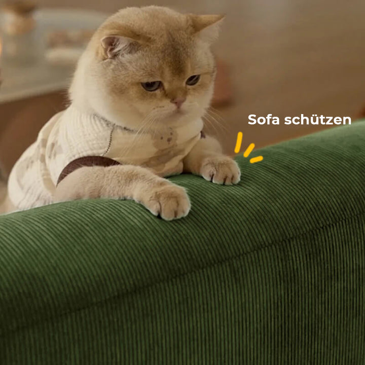 Hellgrauer Sofaschutz aus Cord. Rutschfest, waschbar und ideal zur Wohnzimmer-Dekoration.