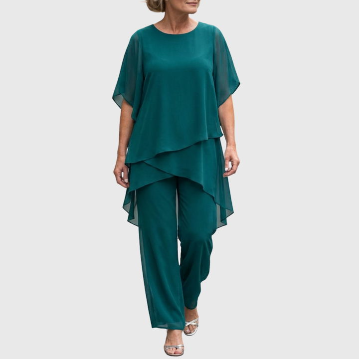 Gesamtansicht des Damen Anzugs mit drapierten Palazzo-Hosen, die eine Silhouette voller Eleganz & Komfort schaffen.
