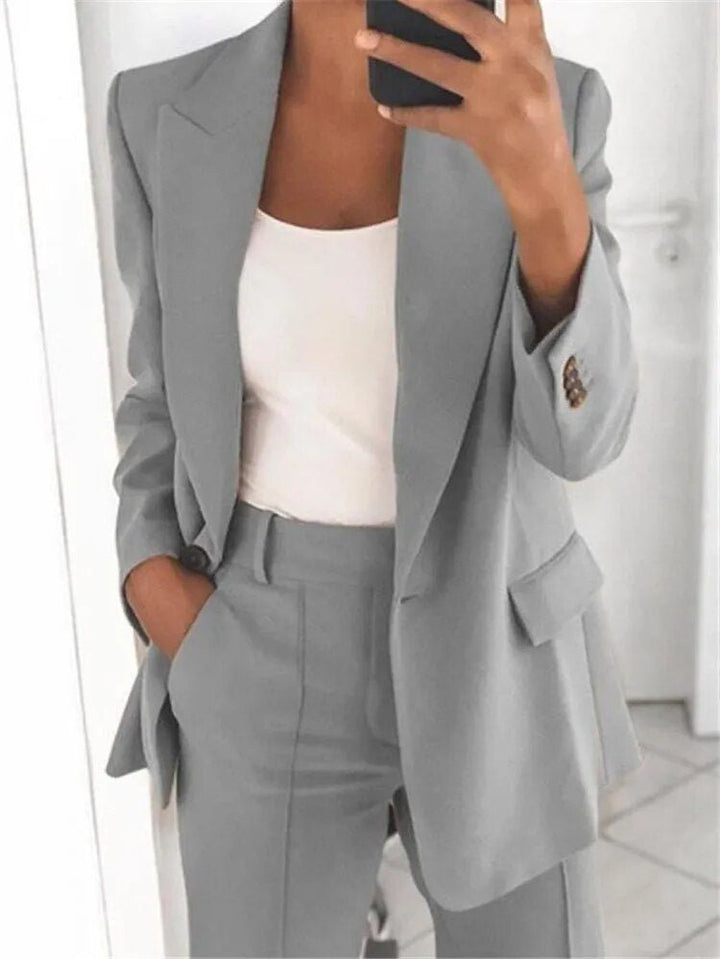 Stylischer Damen Blazer als Teil eines Hosenanzugs. Ideale Ergänzung für elegante Büro-Outfits & formelle Looks.