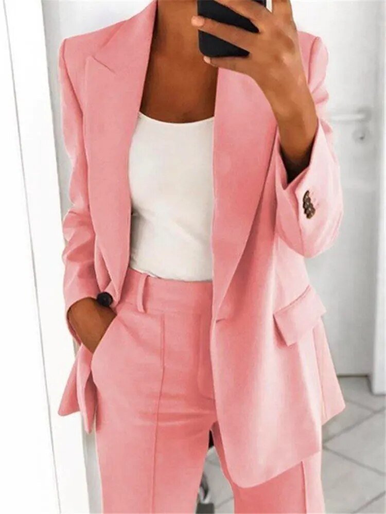 Elegante Damenhose des Business-Anzug Sets. Schmal geschnitten für einen modernen Look und hohen Tragekomfort.
