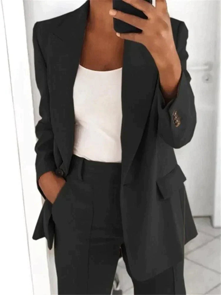 Moderner Damen Blazer-Anzug, vielseitig kombinierbar. Kreieren Sie elegante Business-Looks oder legere Outfits.