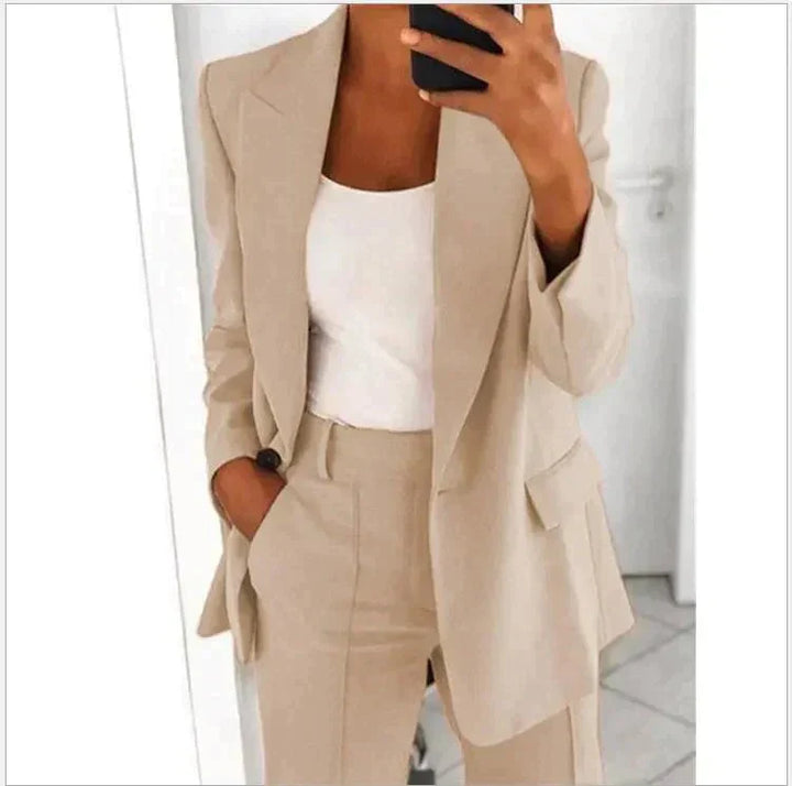 Professioneller Damen Anzug als Zweiteiler. Perfekt für ein formelles Büro-Outfit mit stilvollem Blazer & Hose.