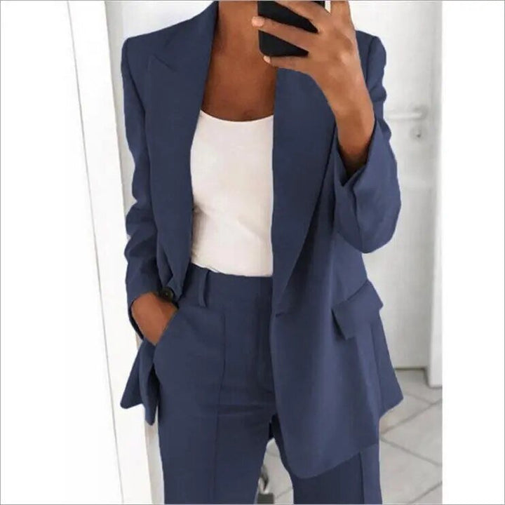 Bequemer & eleganter Damen Hosenanzug mit Blazer. Ideal für lange Arbeitstage und stilvolle Auftritte im Büro.