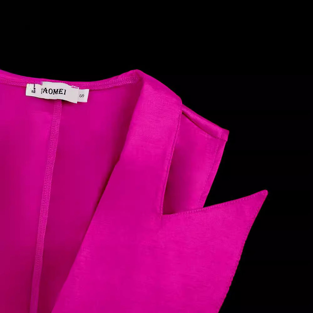 Modernes, elegantes Damen Blazer-Outfit in leuchtendem Magenta, perfekt für festliche Anlässe.