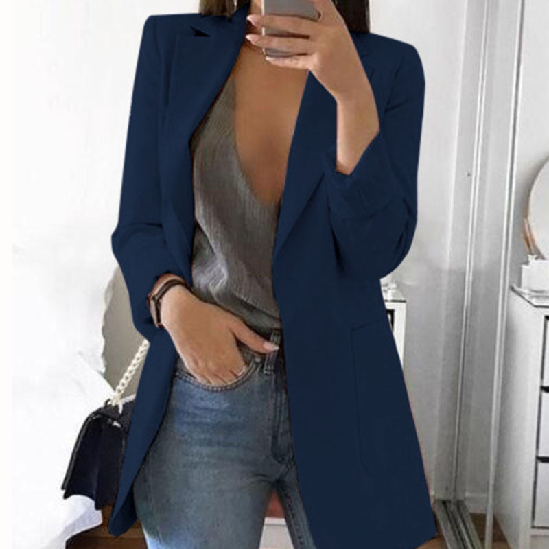 Damen Blazer Isabella, Rückenansicht, betont die reguläre Passform und den eleganten Schnitt.