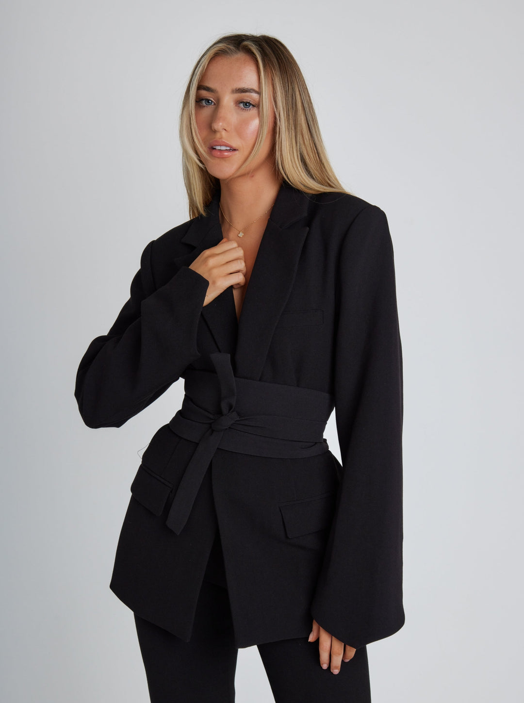 Moderner Damen Business Blazer Nora mit Gürtel, der jeder Figur schmeichelt und elegant wirkt.