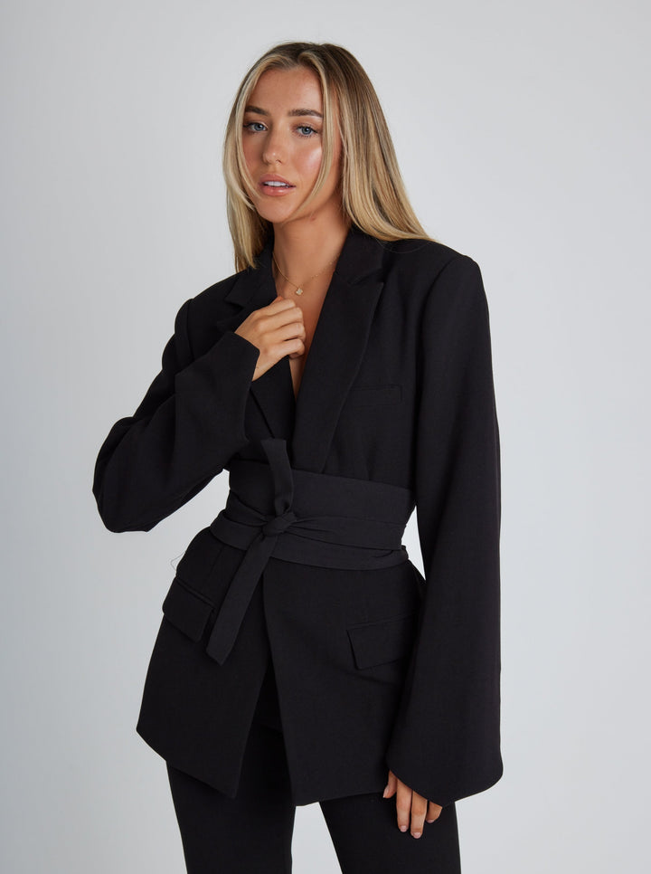 Moderner Damen Business Blazer Nora mit Gürtel, der jeder Figur schmeichelt und elegant wirkt.