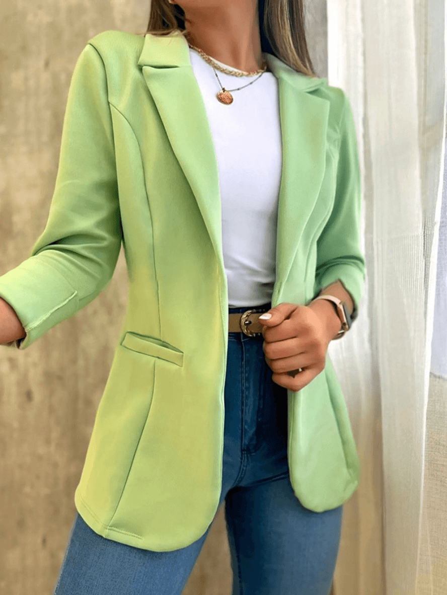 Nahaufnahme eines eleganten Damenblazers mit Reverskragen und tailliertem Schnitt, ideal für professionelle Businessmode.