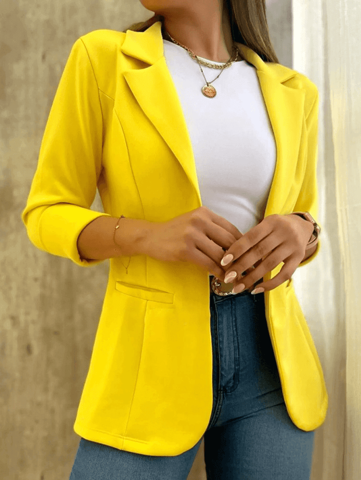 Model trägt schicken Damen Business Blazer mit Reverskragen und Langarm, ideal für das moderne Büro-Outfit.