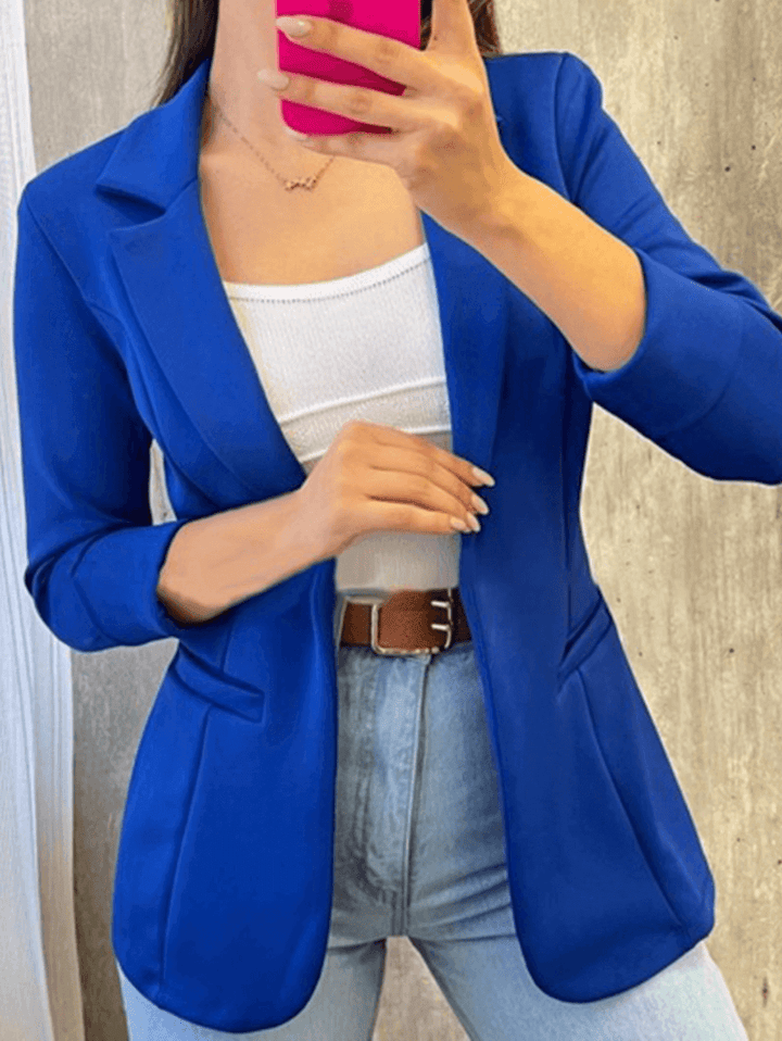 Rückenansicht des taillierten Langarm Damen Business Blazers, unterstreicht eine elegante Silhouette für den Berufsalltag.