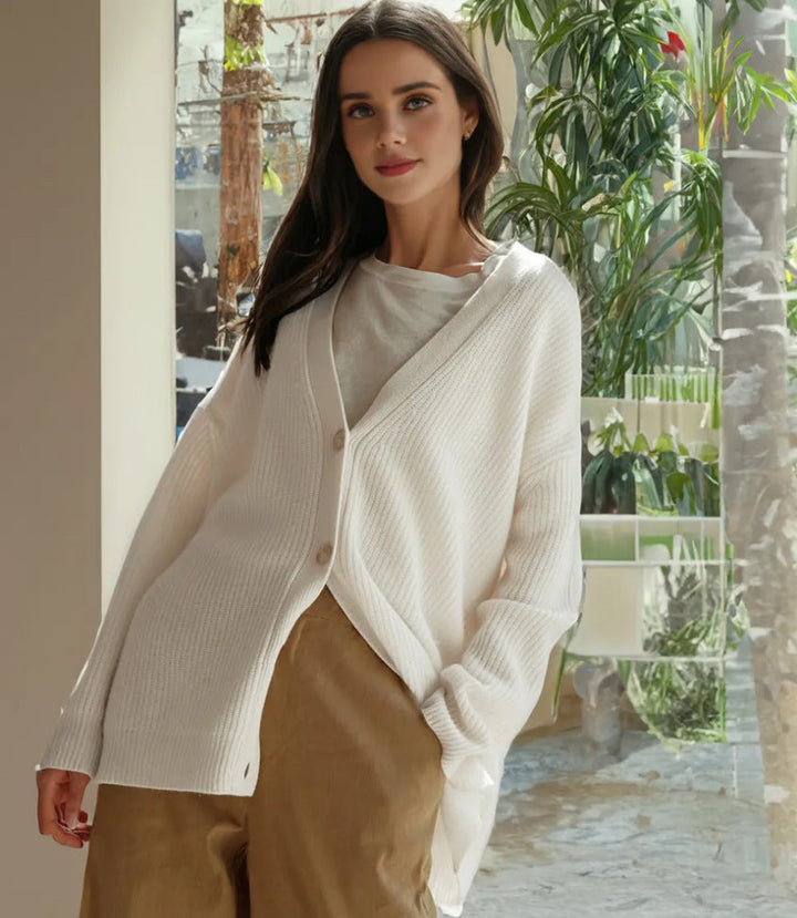 Damen Strickjacke, elegant und modern, ideal als Übergangsjacke. Ein trendiger Pullover für jede Frau.