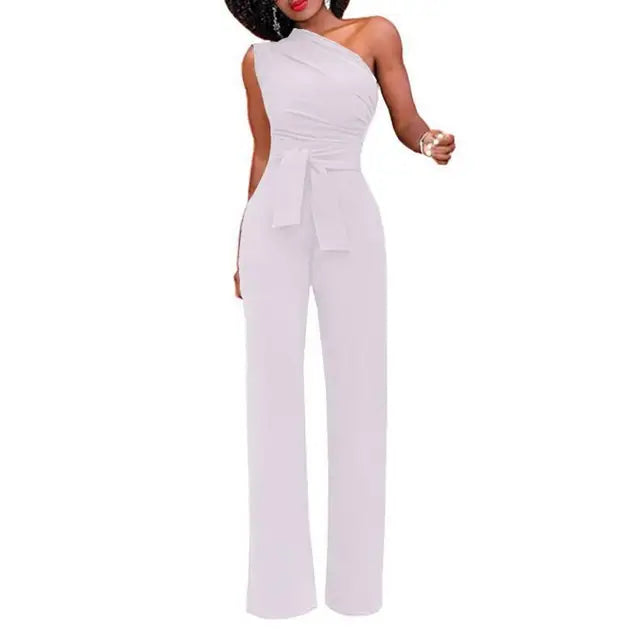 Damen Jumpsuit mit Ein-Schulter-Schnitt. Elegant, bequem und perfekt für eine stilvolle Garderobe. Model Phoebe.