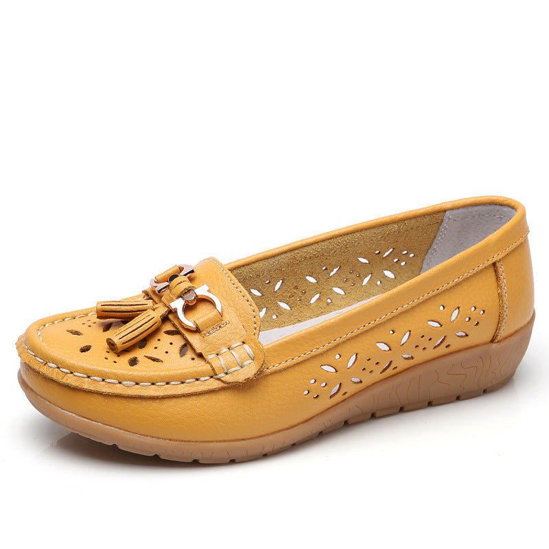 Komfortable Damen Erbsenslipper in Nahaufnahme. Flache Damenschuhe für Freizeit und Alltag, bieten Eleganz und Bequemlichkeit.