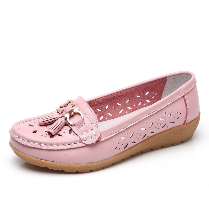 Stylische Damen Erbsenslipper am Fuß getragen. Bequeme und elegante Damenschuhe, perfekt für Sommer und entspannte Tage.