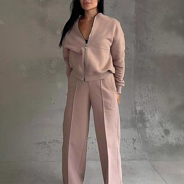 Detail des eleganten Damen Hosenanzugs "Evie". Dezente Knöpfe am Business & Freizeit Zweiteiler.