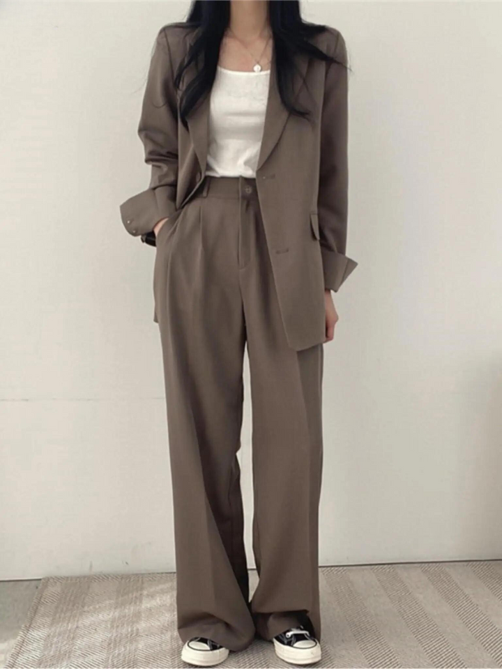 Schicker, eleganter Damen Zweiteiler: Blazer & Hose. Perfektes Outfit für festliche Events oder Business.