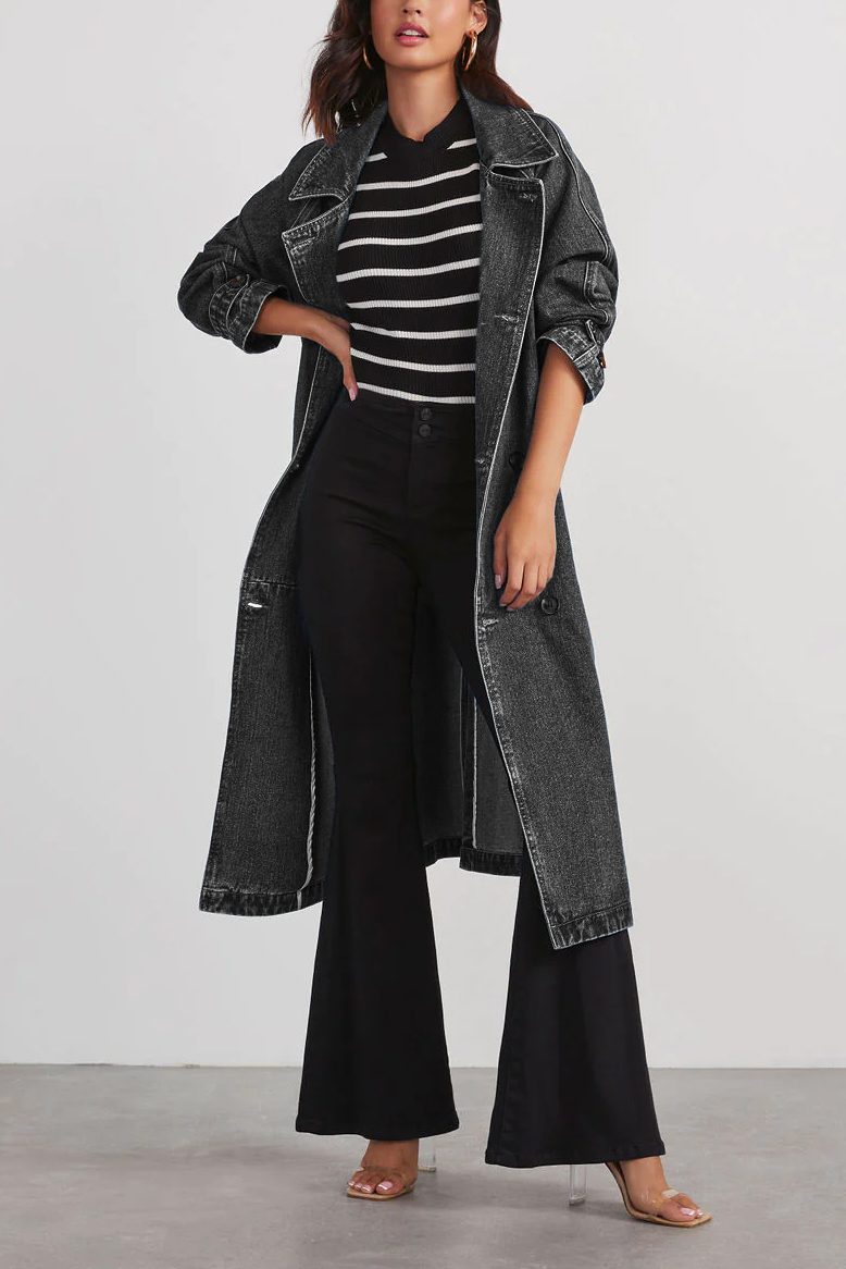 Chic er Damen Jeans Mantel mit Bindegürtel, Langarm. Vielseitige Oberbekleidung für modische Frühlings-Looks.