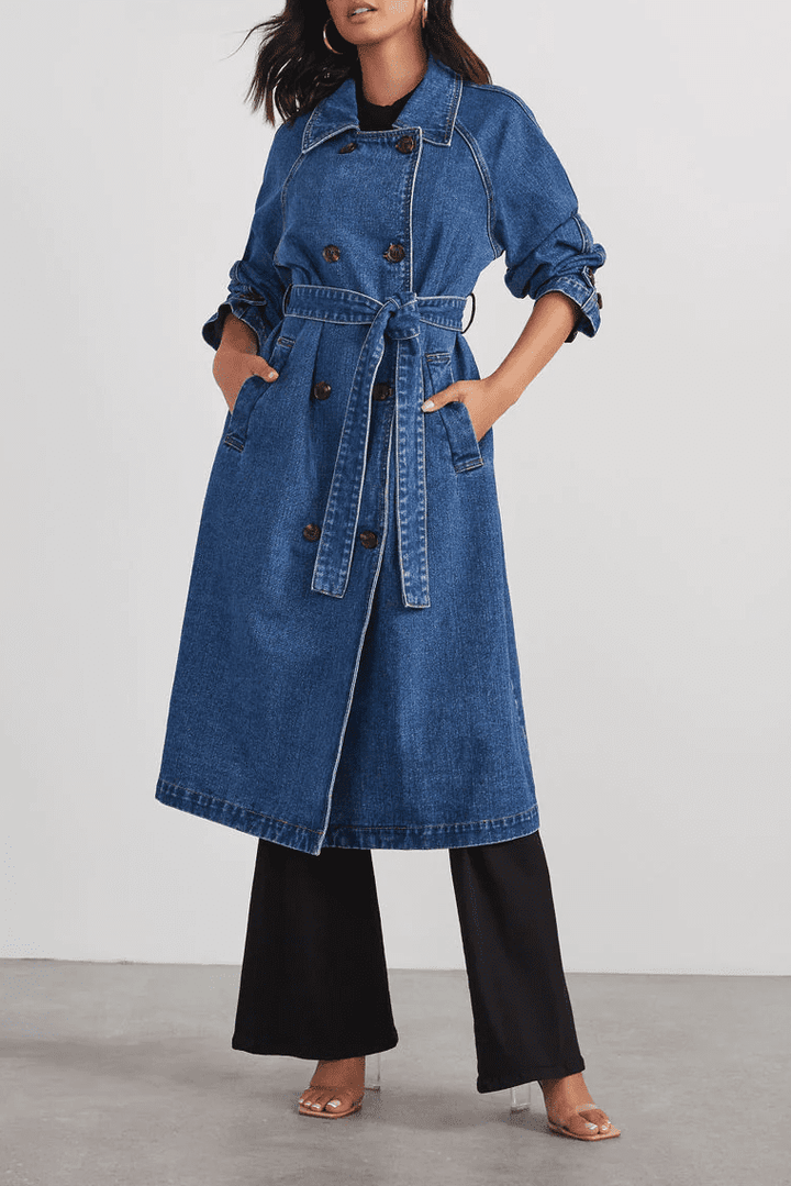 Rückenansicht des Damen Jeans Trenchcoats mit Gürteldetail, Langarm. Lässiger Denim-Mantel für kühle Tage.