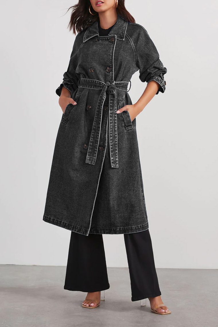 Figurbetonter Damen Denim Mantel mit Gürtel, Langarm. Eleganter Jeans Trenchcoat für stilvolle Alltags-Outfits.