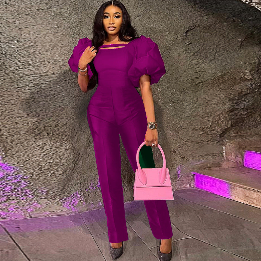 Modischer Damen Jumpsuit in Schwarz mit voluminösen Puffärmeln und figurbetonter Taille; ideal für Abendmode.