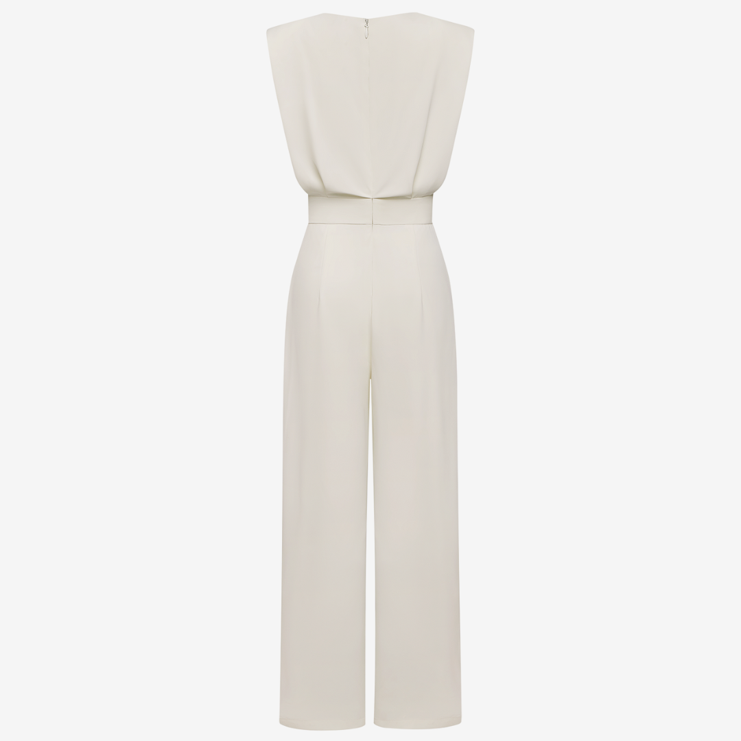 Stilvoller Damen Jumpsuit für Abendmode. Eleganter Einteiler mit Taillenschnürung, bequem und schick für besondere Anlässe.