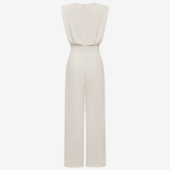 Stilvoller Damen Jumpsuit für Abendmode. Eleganter Einteiler mit Taillenschnürung, bequem und schick für besondere Anlässe.