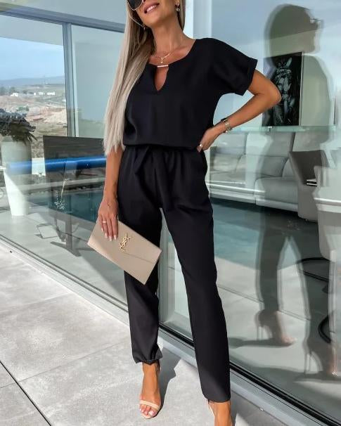 Eleganter Damen-Jumpsuit mit V-Ausschnitt und Gürtel. Perfekt für festliche Anlässe und stilvolle Sommerabende.