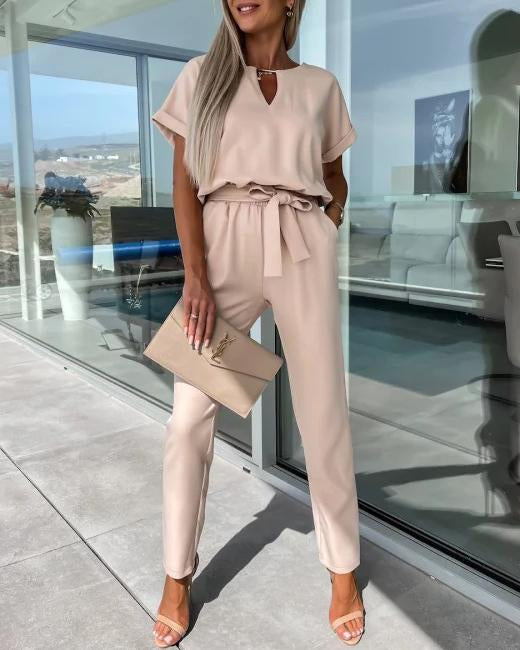 Eleganter Damen-Jumpsuit mit V-Ausschnitt, Gürtel & weiten Beinen. Vielseitig für Abendmode, Business oder Casual Outfits.