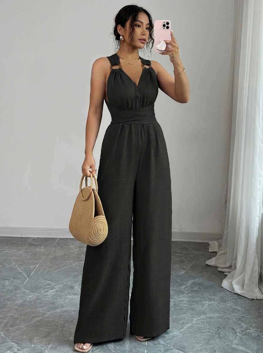 Schwarzer Damen Jumpsuit mit Taschen & raffiniertem Spitzenoberteil Set, elegantes Outfit für Frauen.