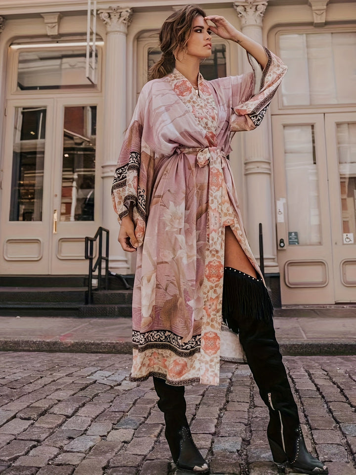 Luftig leichter Damen Kimono mit modernem Blumenprint. Bequemer Strand-Überwurf für warme Sommertage.