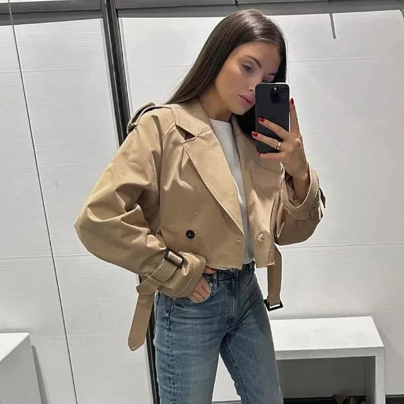 Eleganter Damen Kurzer Trenchcoat in Beige, perfekter Übergangsmantel für klassische Herbst-Looks.