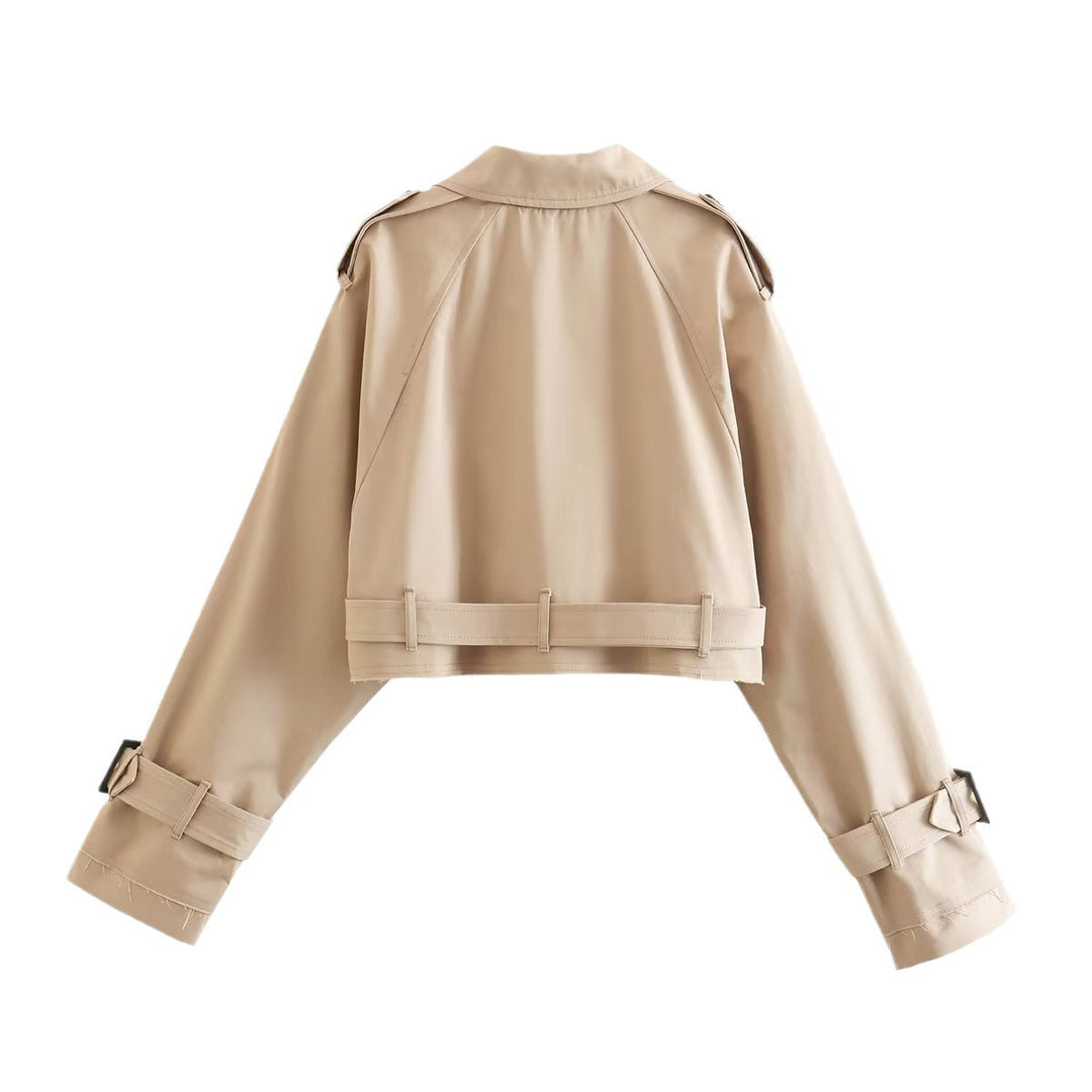 Detailaufnahme des Kragens eines beigen Damen Trenchcoats, klassischer Stil für elegante Übergangslooks.