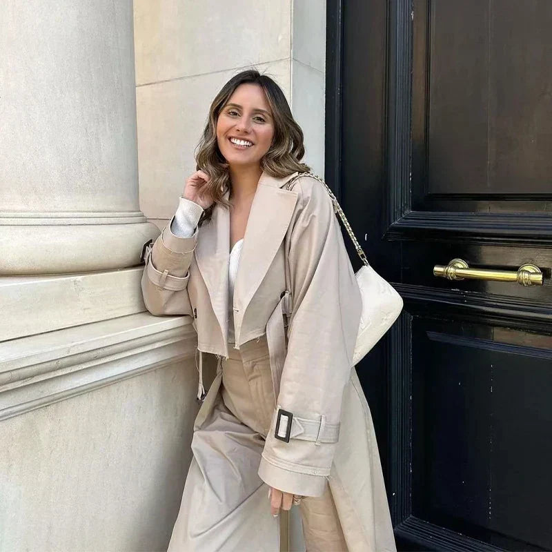 Frau trägt kurzen Damen Trenchcoat in Grau, vielseitiger Übergangsmantel für elegante Herbst- und Frühjahrsoutfits.
