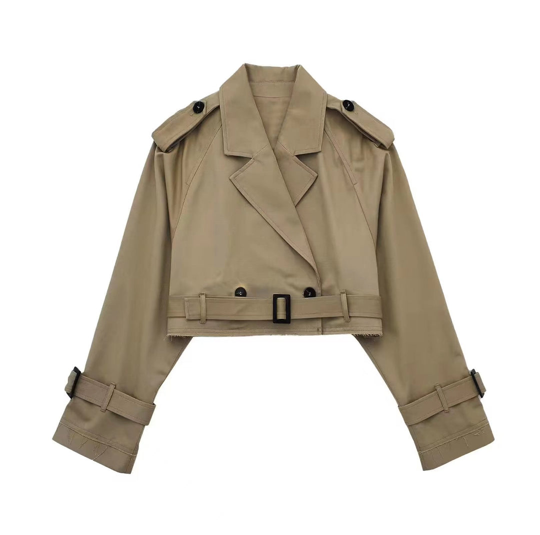 Nahaufnahme des Stoffes eines beigen Damen Trenchcoats, hochwertige Qualität für stilvolle Übergangsjacken.