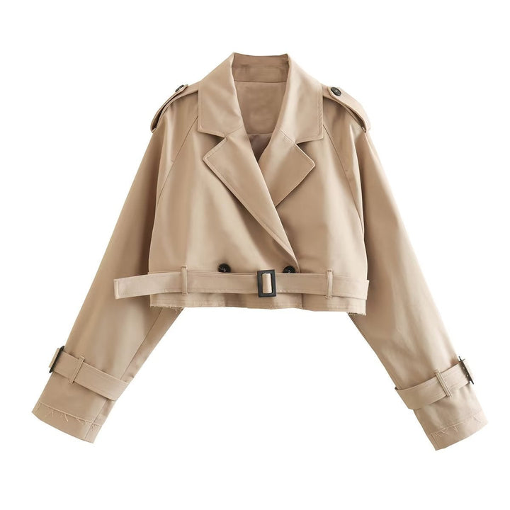 Offener kurzer Damen Trenchcoat in Beige, lässiger Übergangsmantel für moderne Herbst- und Frühlingsoutfits.